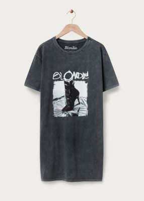 In bad met een t-shirt